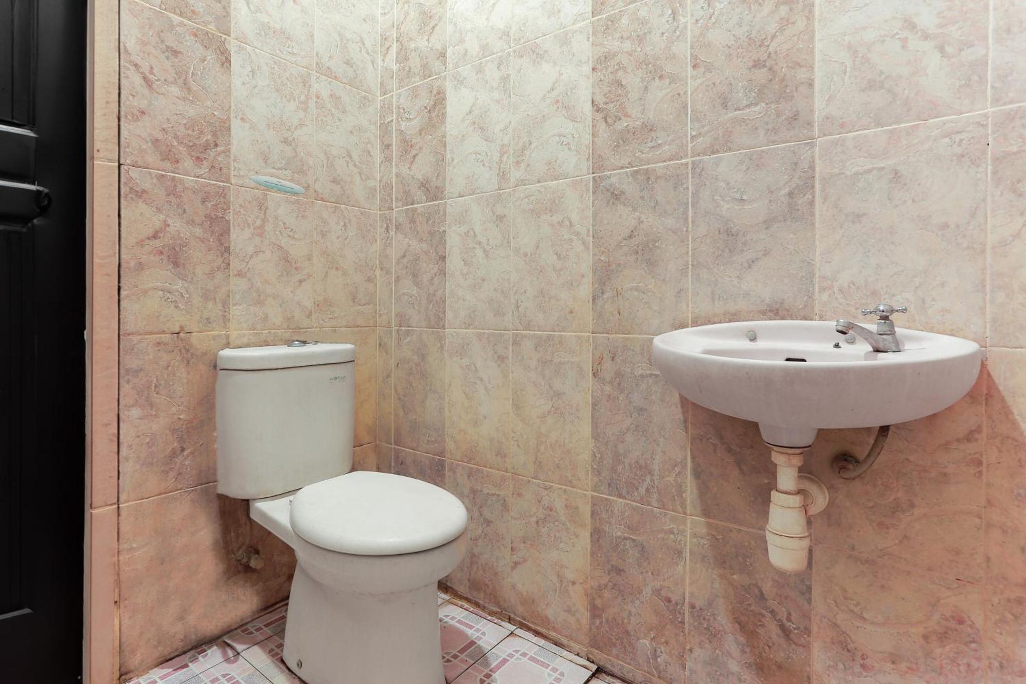 Oyo 93046 Hotel Fortuna Parepare Εξωτερικό φωτογραφία