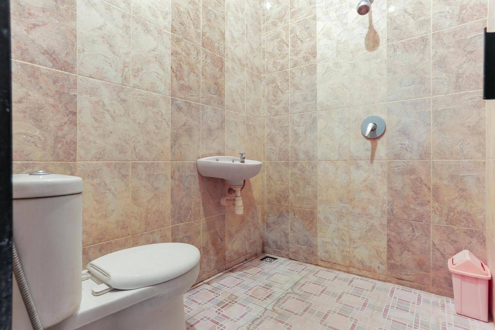 Oyo 93046 Hotel Fortuna Parepare Εξωτερικό φωτογραφία