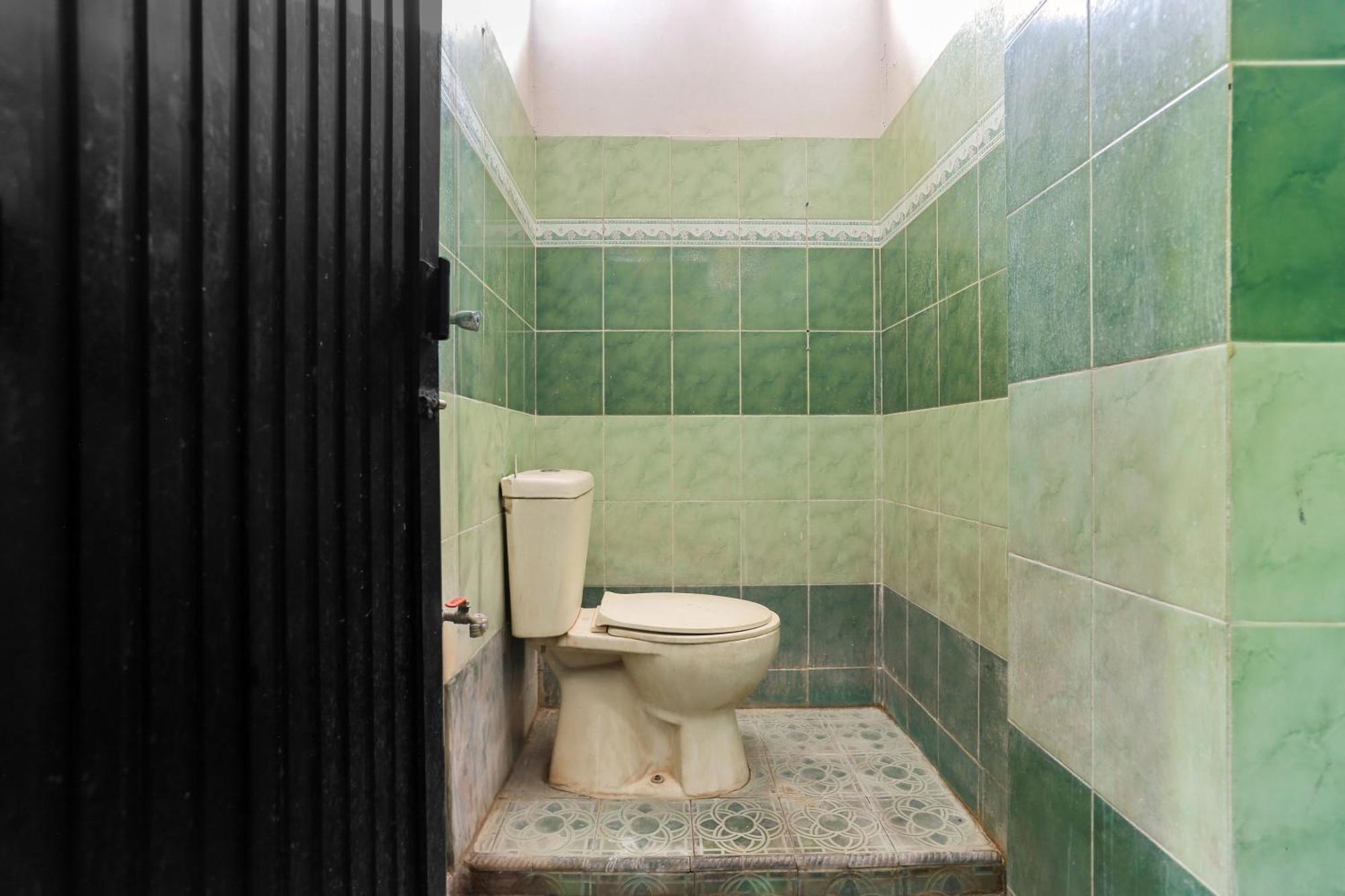 Oyo 93046 Hotel Fortuna Parepare Εξωτερικό φωτογραφία